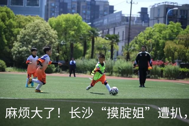 麻烦大了！长沙“摸腚姐”遭扒，学校被逼关评，有人捅到了国外